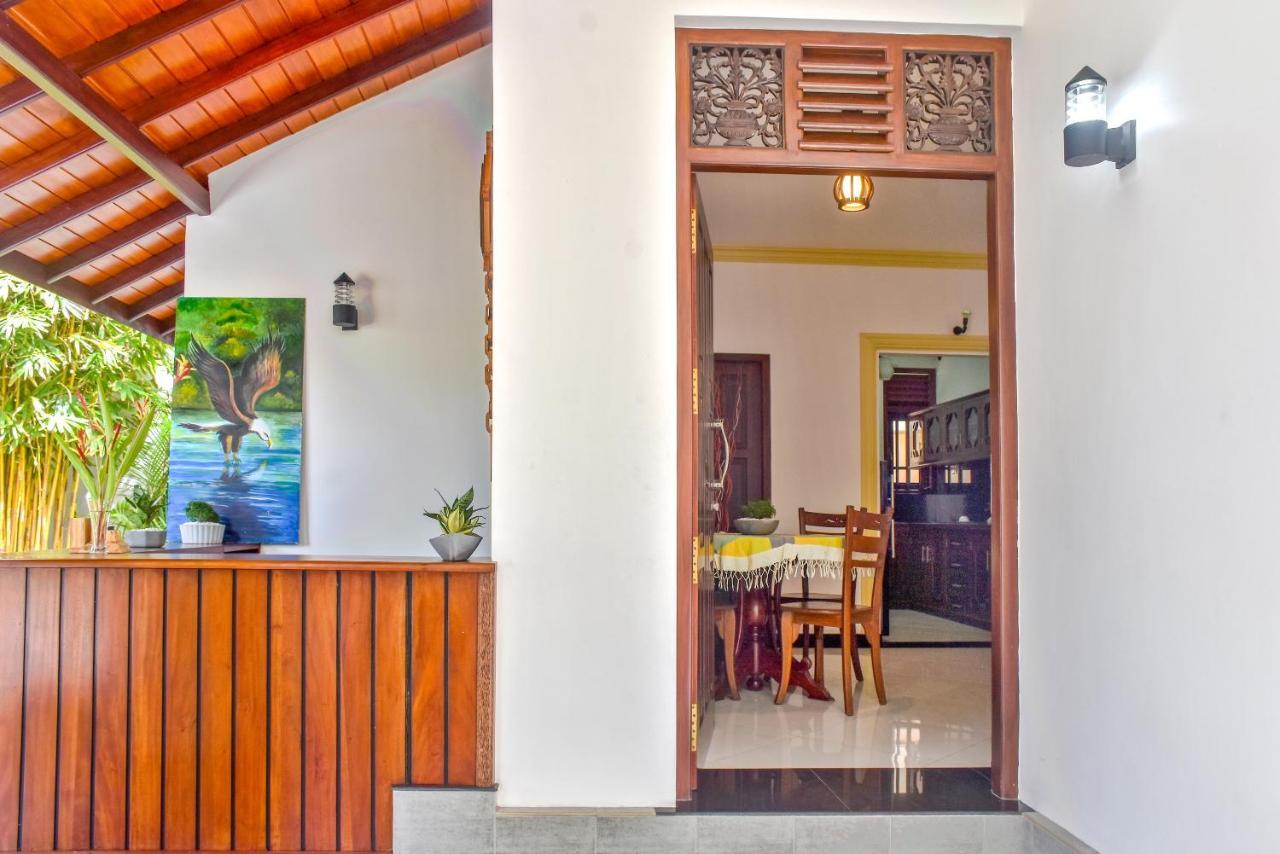 Villa De White Sambur Хіккадува Екстер'єр фото