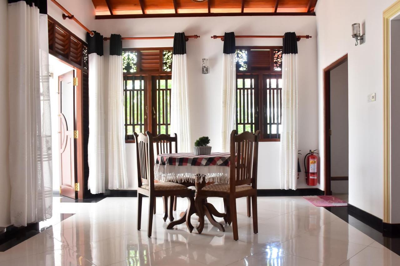 Villa De White Sambur Хіккадува Екстер'єр фото