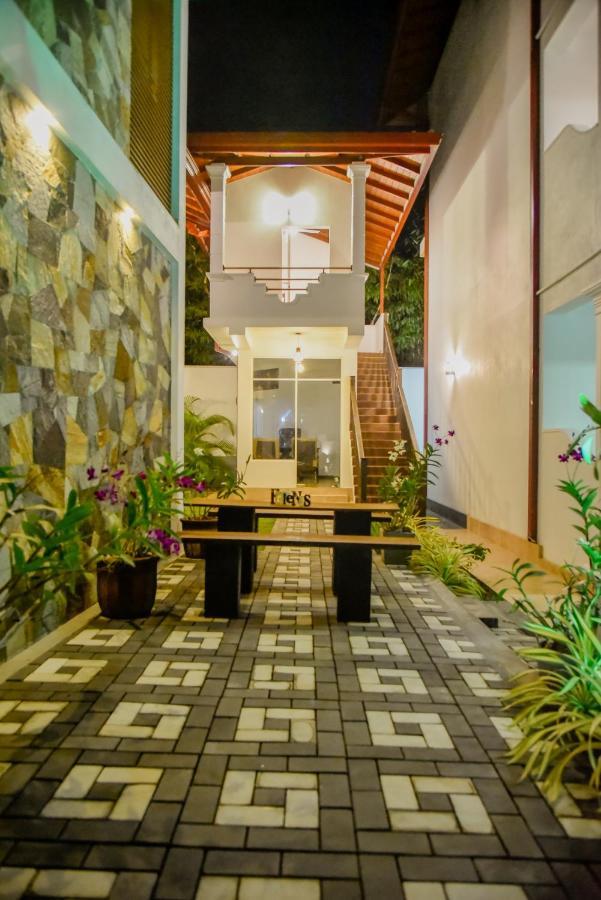 Villa De White Sambur Хіккадува Екстер'єр фото
