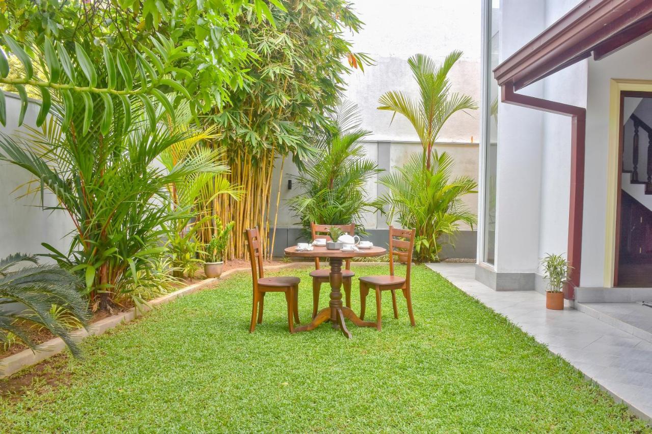 Villa De White Sambur Хіккадува Екстер'єр фото